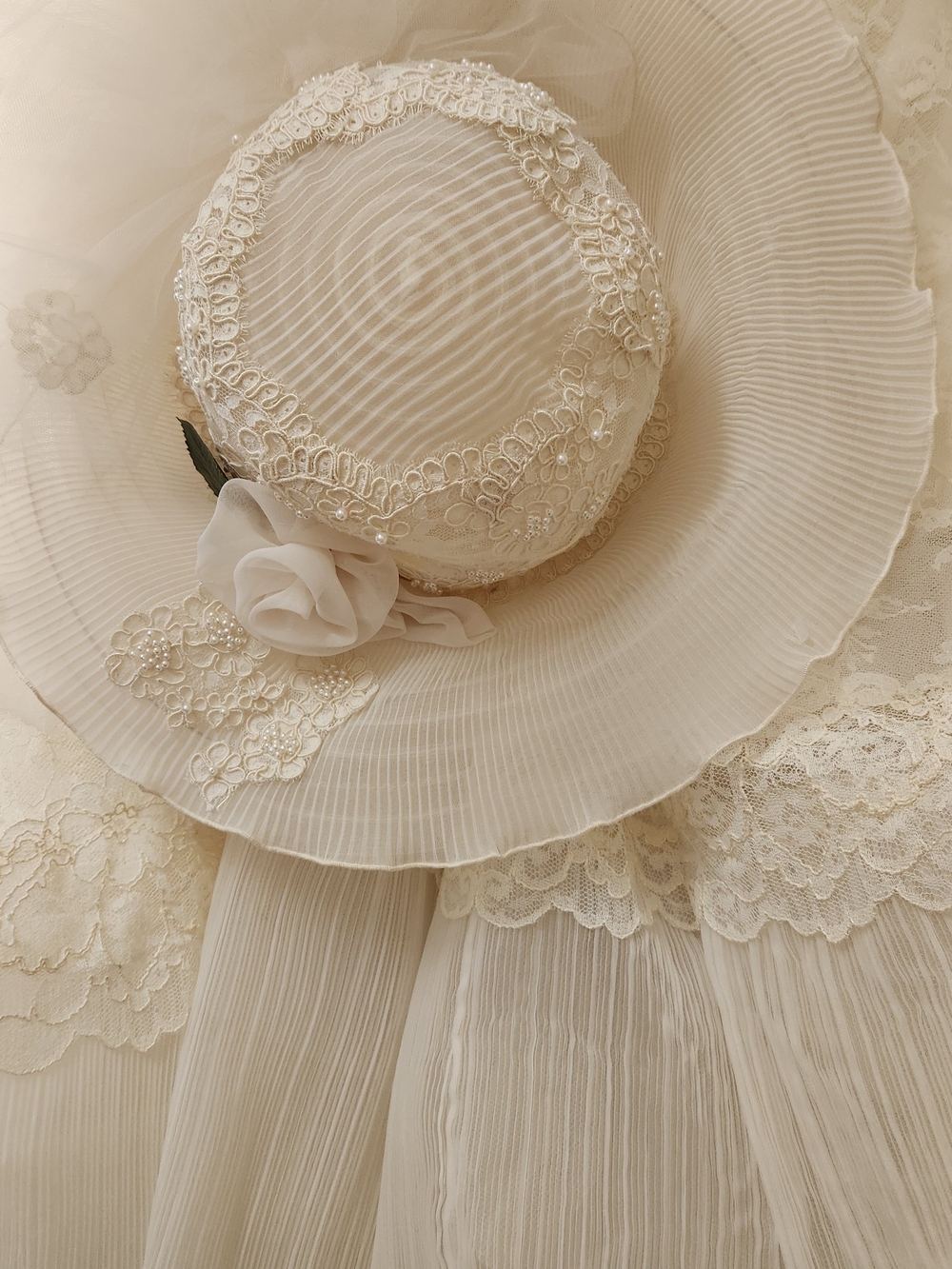 Rare 1960s Victorian Lace Wedding Set: Rose Detail Hat, Veil & Bustled Gown - Picture 15 of 16
